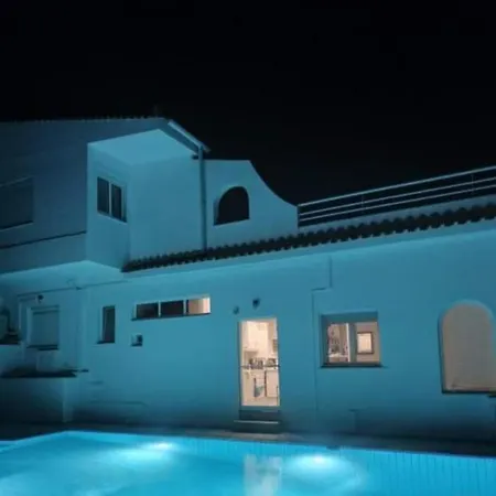 Charming 4-bed In * Pefkali