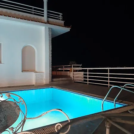 Charming 4-bed In * Pefkali